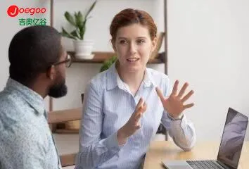 Thajští zákazníci si vybírají náš prodejní automat na malé mycí potřeby