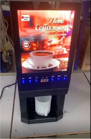 Půl šálku kávy a čaje prodejní automat